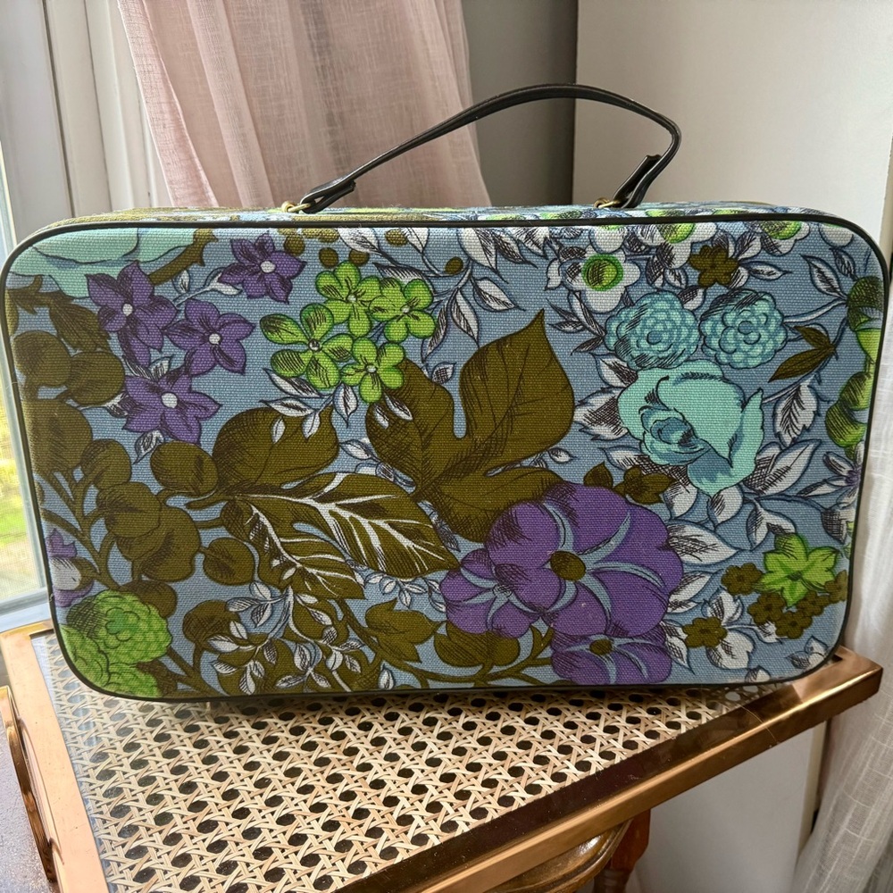 Vintage 60s 70s Retro Floral Flower Power Blue & Purple Travel Suitcase W/Zipper